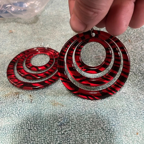 Dangling mod red & black hoop pierced earrings - Picture 3 of 5